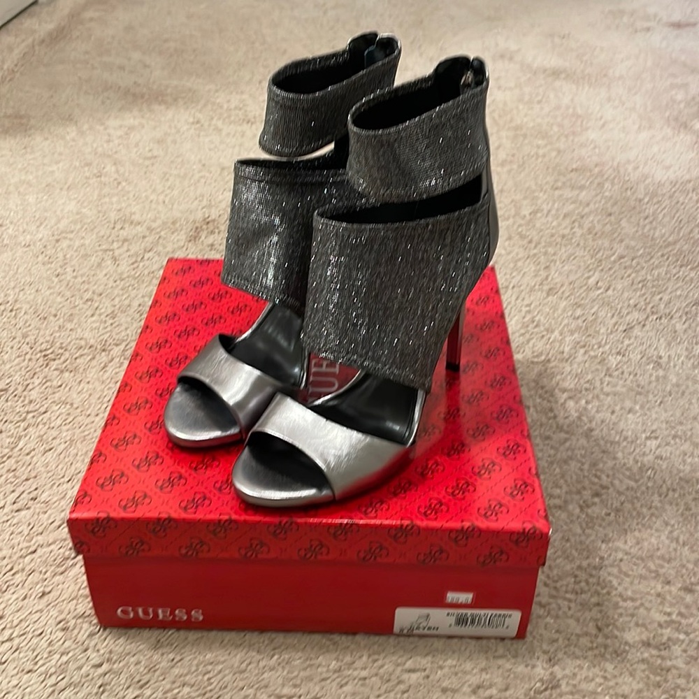 Women’s size 8M sandal pump.  Color description is dark silver multi fabric.